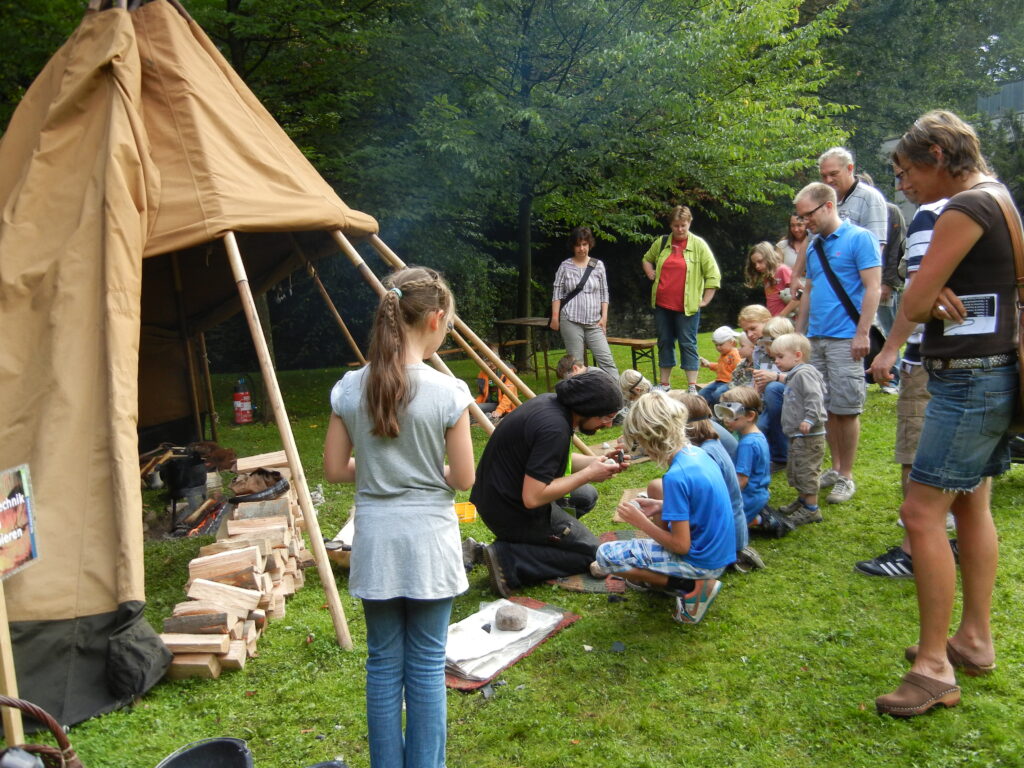 Mueseumsfest Neanderthal Feuer schlagen